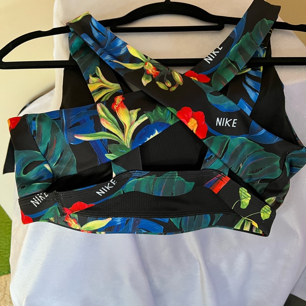 Nike sports bra waiting for a new home to small for me - Picture 3 of 6